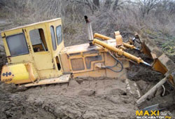 Бульдозер Komatsu-D50P по уши увяз в работе