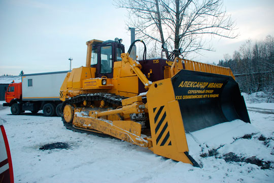 Бульдозер ЧЕТРА Т-35, носящий на своем борту имя тяжелоатлета Александра Иванова