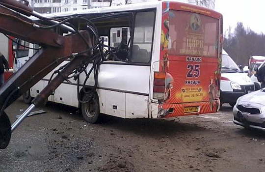 Экскаватор протаранил автобус