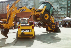 Совместный трюк экскаватора-погрузчика JCB 3СХ и мини-погрузчика JCB 260
