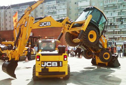 CEMMS Ural 2012: танец экскаватор-погрузчика JCB 3СХ и мини-погрузчика JCB 260