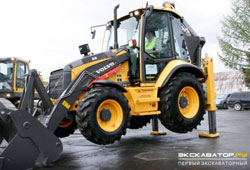Экскаватор-погрузчик Volvo BL71B демонстрируется свои возможности
