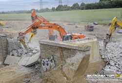 Экскаватор Hitachi с гидромолотом Atlas-Copco HB-5800