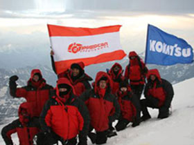 флаг Komatsu на вершине Эльбруса