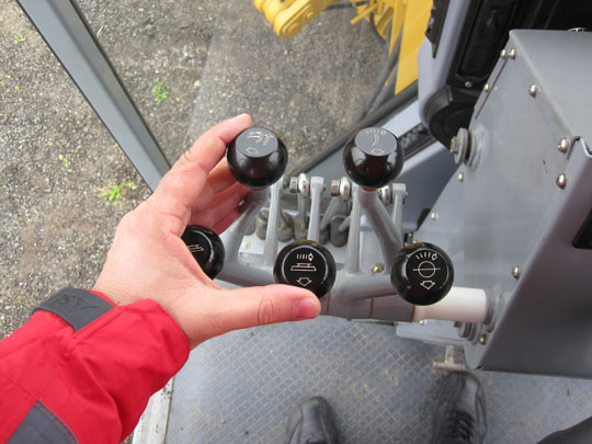 В кабине автогрейдера SEM