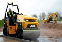 Гладковальцовый каток JCB VMT380-130 при укладке асфальта