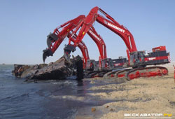 Экскаваторы Hitachi Zaxis в бухте города Нуадибу, Голландия, достают со дна затонувшие корабли