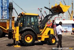 Экскаватор-погрузчик Deere 325J