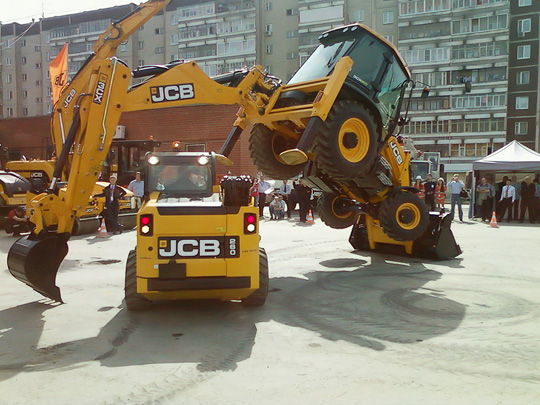 Экскаватор-погрузчик JCB 3СХ и мини-погрузчик JCB 260