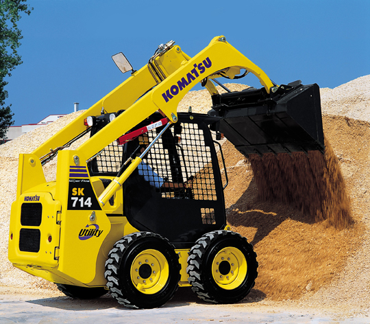 Мини-погрузчик Komatsu c бортовым поворотом SK 714