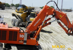 Карьерный экскаватор Hitachi ZX 850LD 3 и сочлененный самосвал Bell B35D