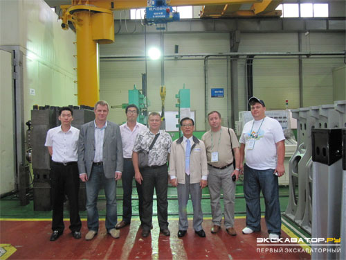 аша мини-делегация вместе с руководителем завода Hyundai(третий справа)