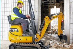 Мини-экскаватор CAT 300.9D за работой