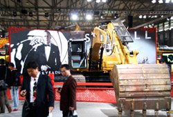 Машина для Джеймса Бонда на Bauma China-2012