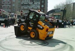 Мини-погрузчик JCB 260Мини-погрузчик JCB 260 поднялся на ковше
