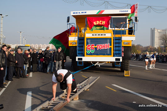 Кирилл Шимко тянет 55-тонный карьерный самосвал БелАз