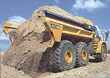 Кузов Caterpillar 740 с эжекторной системой разгрузки позволяет вести отсыпку во время движения
