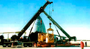 Погрузка силового модуля в самолет компании 