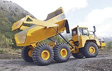 Разгрузка Moxy MT41 ведется подъемом кузова с одновременным открыванием заднего борта