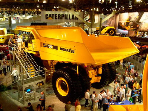 Карьерный самосвал Komatsu 730E