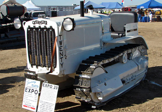 Бульдозер Caterpillar® Expo Twenty, построенный в 1927 г.