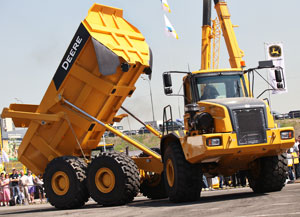 Шарнирно-сочлененный самосвал John Deere 400D II 