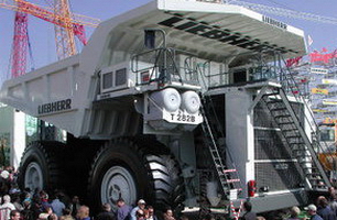Карьерный самосвал Liebherr T282B — рекордсмен по грузоподъёмности 363 тонн