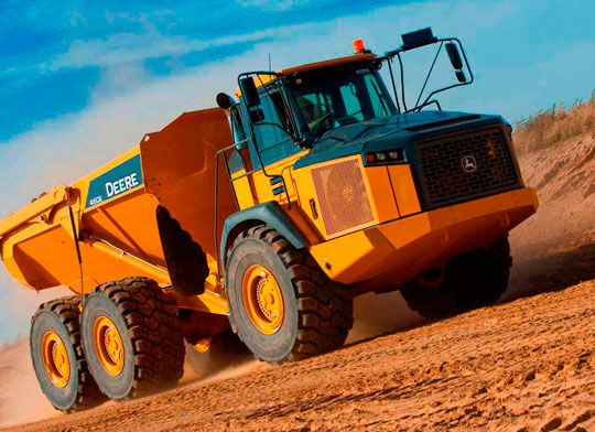Шарнирно-сочлененный самосвал John Deere серии E