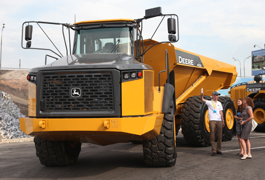 Знакомство с серией E сочлененных самосвалов Deere состоялось на СТТ-2013