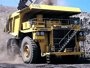 Карьерный самосвал Komatsu AFE 830Е 