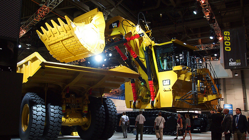 Caterpillar: на мировой пьедестал с новыми моделями самосвала и экскаватора