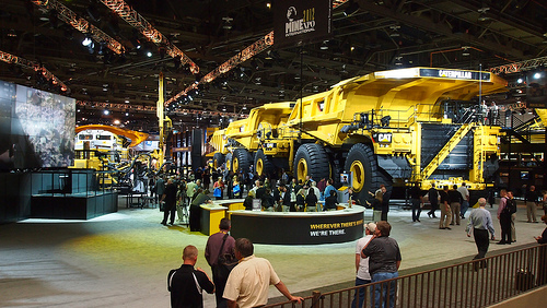 Карьерные самосвалы на стенде Caterpillar 