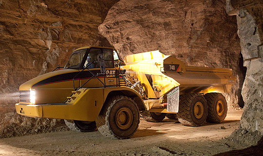 самосвал с шарнирно-сочлененной рамой и принудительной разгрузкой Cat 740 Ejector