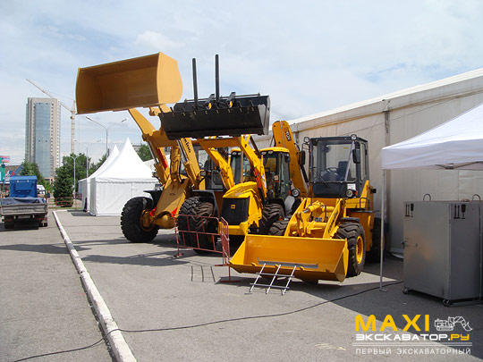 Фронтальные погрузчики Lonking и экскаватор-погрузчик JCB 4CX