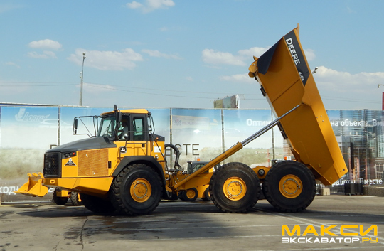 Сочлененный самосвал John Deere 410E