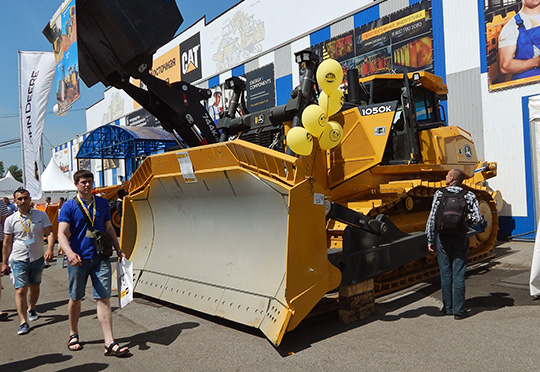 43-тонный бульдозер John Deere 1050K (мощность - 261 кВт)