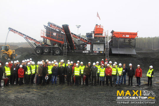 Фотография на память на фоне дробильно-сортировочного комплекса Sandvik UH320 FLEX 