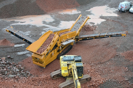 Гусеничный грохот IROCK с разгрузочным конвейером в 1,6 метра