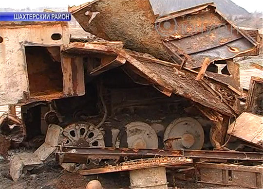 Части экскаватора, поднятого со дна карьера Части экскаватора, поднятого со дна карьера