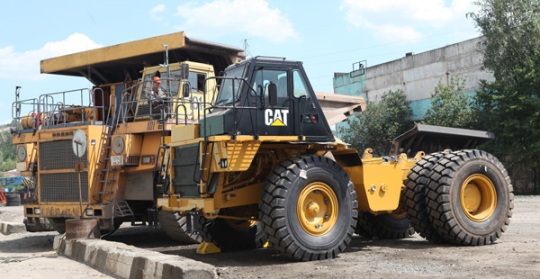 Два самосвала Caterpillar готовы к работе в Стойленском ГОКе