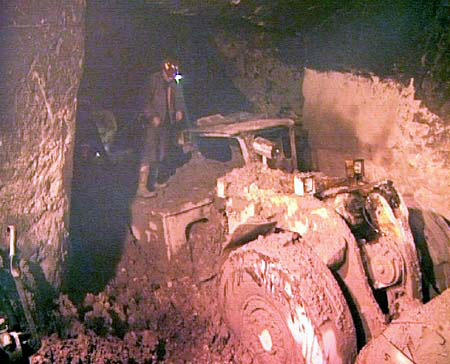 Работа ПДМ в условиях грязевых прорывов (рудник Фрипорт)