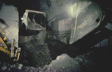 Разгрузка руды в рудоспуск