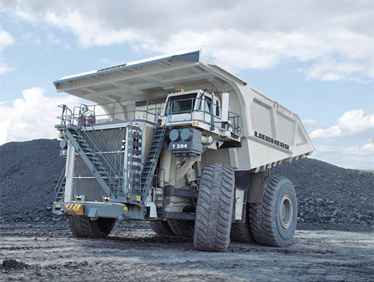 Карьерный самосвал Liebherr Т284 имеет полностью гидравлические тормозную систему