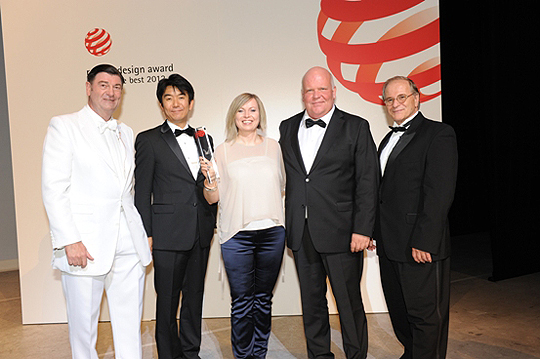 Представители Volvo CE на вручении премии Red Dot Представители Volvo CE на вручении премии Red Dot