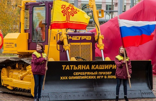 Бульдозер ЧЕТРА, названный в честь Татьяны Кашириной