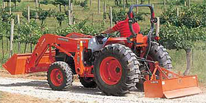 трактор Kubota L4100 с погрузочным оборудованием модели LA703
