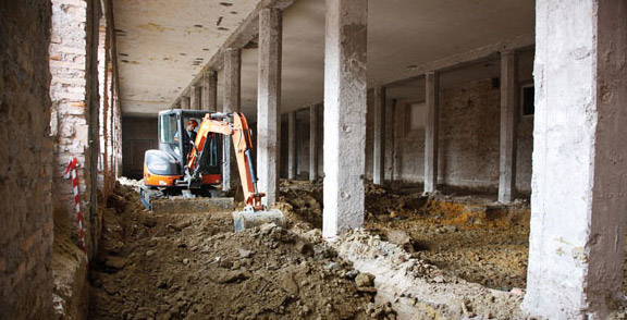 Мини-экскаватор Hitachi ZX33U-3 реконструирует здание в Ватикане
