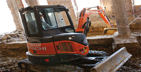 Мини-экскаватор Hitachi ZX33U-3 работает в Ватикане на реконструкции здания