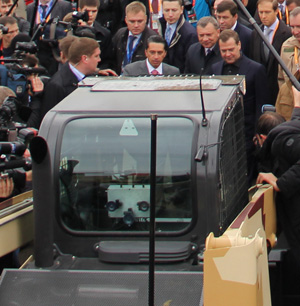 ЧТЗ презентовал радиоуправляемый мини-погрузчик ПМГ-12.01