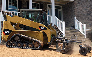 Компактный гусеничный погрузчик Cat 257B3